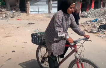 سمية الشريف "17 عامًا" نازحة في شمال قطاع غزة تبيع السكاكر