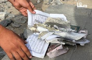 مواطنون يتفقدون دمارًا خلفته غارة جوية استهدفت مسجد حمّاد الحسنات بمخيم النصيرات وسط قطاع غزة