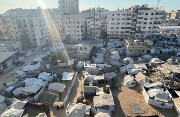 حي الرمال.. مقر المرور الحكومي ورشاد الشوا الثقافي يتحولان إلى مخيم يؤوي النازحين غربي مدينة غزة