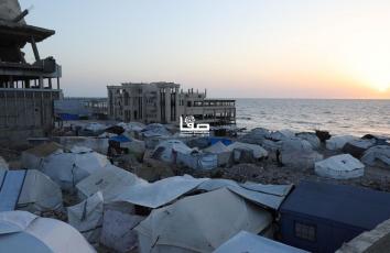 تزاحم خيام النازحين في منطقة الميناء القديم في غزة