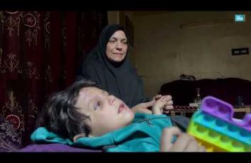 الطفل الجريح أسامة عساف.. الناجي الوحيد من مجزرة إسرائيلية بحق عائلته في شمال غزة يعيش ظروفًا قاسية