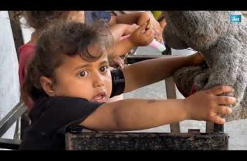 صراع يومي من أجل البقاء بمراكز الإيواء في قطاع غزة مع استمرار الحرب الإسرائيلية