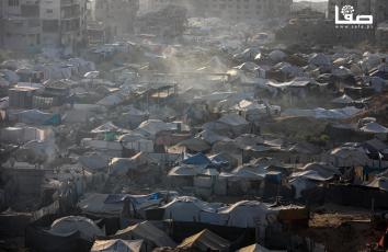 آلاف العائلات النازحة في خيام متلاصقة في منطقة المقوسي شمال غربي مدينة غزة