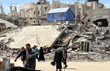 فوق الركام وتحته.. مواطنون يعيشون ظروفًا مأساوية جراء تدمير بيوتهم في غزة