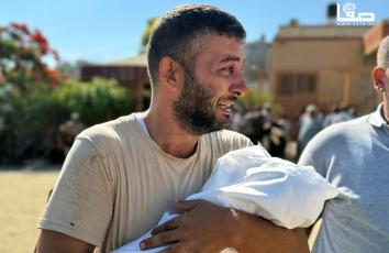 تشييع جثامين أطفال استشهدوا نتيجة سوء التغذية ونقص الحليب في خان يونس