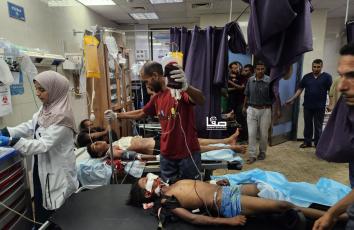 مصابون جلهم من الأطفال إثر القصف الإسرائيلي على مدينة خان يونس جنوبي قطاع غزة