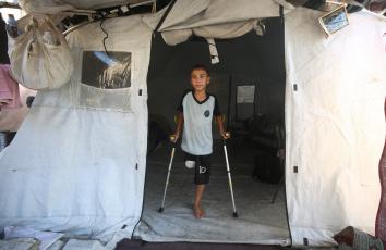 محمد مصلح (10 سنوات) فقد قدمه ويعيش مع والدته في خيمة بالجامعة الإسلامية المدمرة غربي مدينة غزة