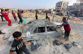 مواطنون يتفقدون آثار الدمار الذي خلفه القصف الإسرائيلي على خانيونس جنوبي قطاع غزة