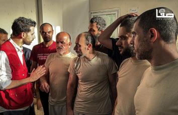 وصول عدد من الأسرى إلى مستشفى شهداء الأقصى وسط قطاع غزة بعد الإفراج عنهم من قبل الاحتلال