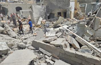 آثار الدمار الذي خلفه قصف الاحتلال لمنزل عائلة "الحلاق" في مخيم خانيونس جنوبي قطاع غزة