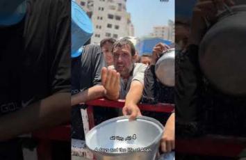 رسالة مؤلمة من مواطن ينتظر الطعام أمام "تكية" في غزة