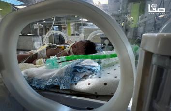 رضيع أنقذه الأطباء بعد استشهاد والدته الحامل بقصف إسرائيلي على خانيونس