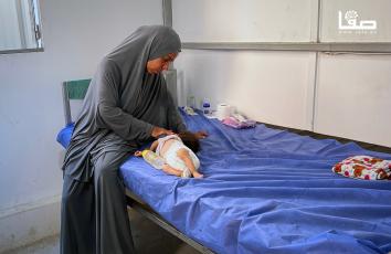 جوري أبو حجر (6 أشهر) تعاني سوء تغذية حاد جراء سياسة التجويع الإسرائيلية في مخيم النصيرات وسط قطاع غزة