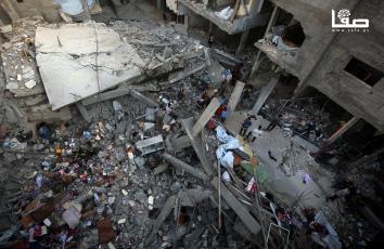 منزل عائلة جودة بعد استهدافه من الطائرات الإسرائيلية في مخيم الشاطئ غربي مدينة غزة