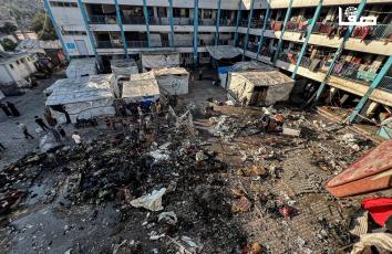 دمار بفعل غارة إسرائيلية استهدف مدرسة تؤوي نازحين بمخيم البريج وسط قطاع غزة