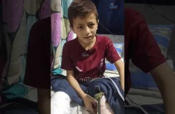 الطفل أحمد أبو وردة فقد قدمه واستشهد والده جرّاء قصف طائرات الاحتلال منزلًا في جباليا البلد شمال غزة