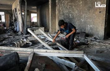 دمار بفعل قصف إسرائيلي على عيادة الرمال وسط مدينة غزة