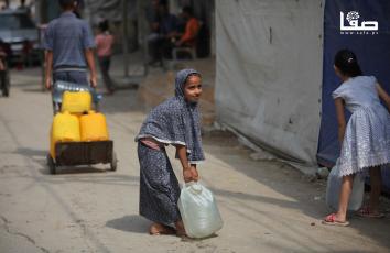 في ظل موجة الحر.. صعوبة الحصول على المياه في غزة بسبب استمرار حرب الإبادة وإغلاق المعابر