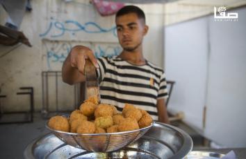 الفلافل.. الخيار الأكثر توفرًا والأقل تكلفة في ظل الشح الكبير في الأسواق بعزة