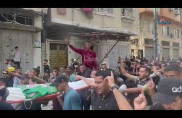 تشييع حزين للشهداء الصحفيين أنس الشريف ومحمد قريقع وزملائهم في مدينة غزة