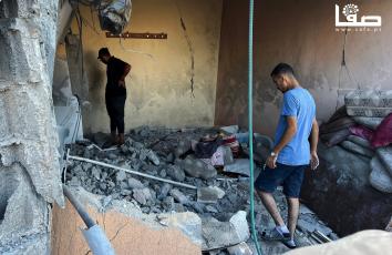 مواطنون يتفقدون منازلهم المدمرة جراء القصف الإسرائيلي على مخيم النصيرات وسط غزة