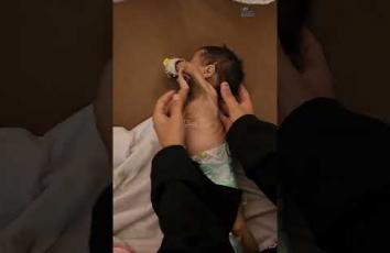 الرضيعة راسيل أبو مسعود تعاني من سوء تغذية حاد وترقد بوضع صحي صعب في مستشفى جنوبي قطاع غزة