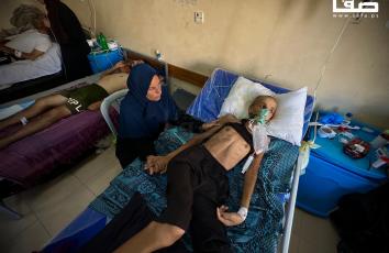 الطفل مهند القرا يعاني شلل نصفي إثر إصابته برصاص الاحتلال قرب "مصائد الموت" بغزة