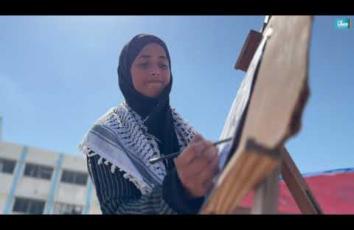 الفنانة التشكيلية رغدة شيخ العيد ترسم معاناة الحرب برماد النار في مواصي خانيونس جنوبي قطاع غزة