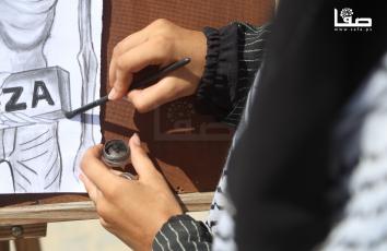 فنانة ترسم في خيمة بخانيونس مستخدمة رماد الحطب بدلًا من الألوان بعد فقدان مستلزماتها الفنية جراء العدوان