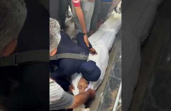 تشييع عدد من الشهداء الذين ارتقوا في الاستهدافات الأخيرة من مجمع الشفاء الطبي في مدينة غزة