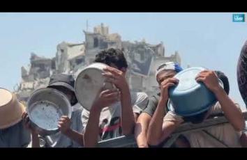 مواطنون ينتظرون الحصول على الطعام من "تكية" في مدينة غزة