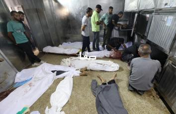 تشييع شهداء القصف الإسرائيلي واستهداف منتظري المساعدات من مشفى الشفاء بمدينة غزة