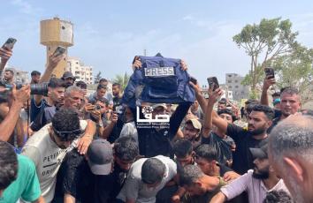 جانب من تشييع الزملاء الصحفيين الذين استشهدوا بغارة إسرائيلية فجر اليوم على خيمتهم في مستشفى الشفاء بغزة