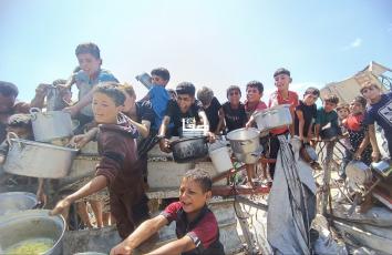 مواطنون ينتظرون الحصول على الطعام من "تكية" خيرية في قطاع غزة