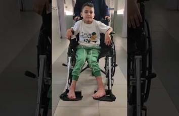 أطفال مصابون بمرض الشلل الرخو الحاد يرقدون بوضع صحي صعب بمستشفى ناصر في خانيونس جنوبي قطاع غزة