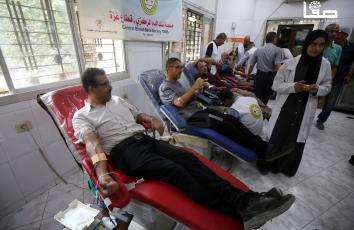 حملة للتبرع بالدم داخل مقر جمعية بنك الدم المركزي في مدينة غزة
