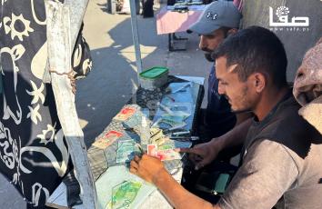 انتشار مهنة "إصلاح العملات" في غزة بعد منع الاحتلال إدخال الأوراق النقدية منذ سنتين
