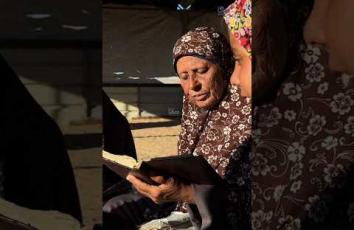 السبعينية سعدية الصبيحي تعلّم الأطفال والفتيات القرآن الكريم داخل مخيم للنازحين جنوبي قطاع غزة