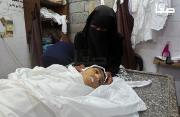 تشييع جثمان شيماء الأشرم (21 عامًا) بعد استشهادها جراء سوء التغذية في دير البلح وسط قطاع غزة