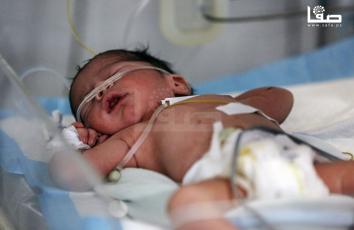 الرضيع حمزة الرباعي الناجي الوحيد من عائلته