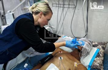 الممرضة الأمريكية أنليز تقدم الرعاية للمرضى في مستشفى ناصر الطبي بخان يونس