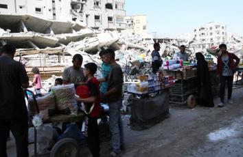 رغم الدمار.. عودة جزئية لسوق مخيم الشاطئ غربي مدينة غزة