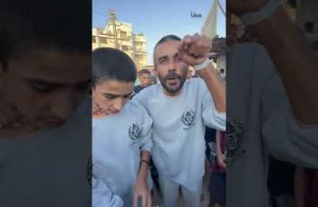 "روّحنا خاوة".. رسالة قوية من أسير محرر من غزة لضابط إسرائيلي بعد الإفراج عنه بصفقة التبادل