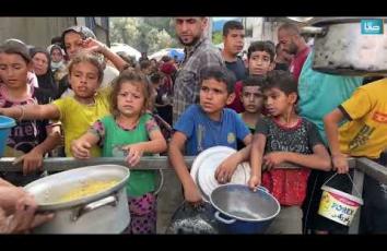 نازحون يكافحون للحصول على وجبة طعام من تكية خيرية بمخيم النصيرات وسط قطاع غزة