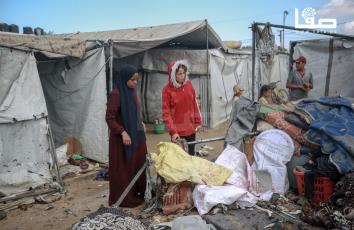 مواطنون يتفقدون خيامهم بع عدة استهدافات لمخيم في ديرِ البل، وسط قطاع غزة