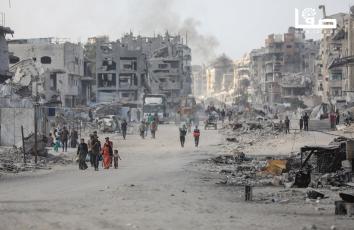 مواطنون يعودون لمنازلهم المدمرة في منطقة الصفطاوي شمال مدينة غزة