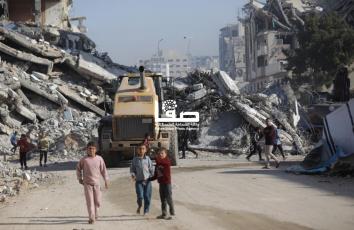 إزالة أنقاض برج غزة المركزي لفتح الطريق المؤدية لجنوب غربي المدينة