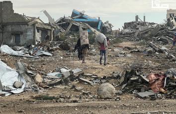 بدافع الوصول لما تبقى من منازلهم المدمرة.. مواطنون يخاطرون بوصولهم لمنطقة الزنة شرقي خان يونس