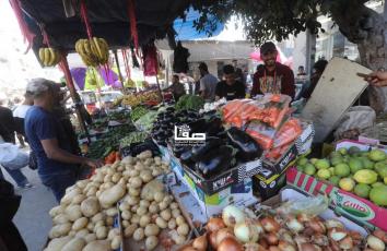من بين الركام.. مواطنون يحاولون النهوض بالحياة والحركة التجارية وسط مدينة غزة