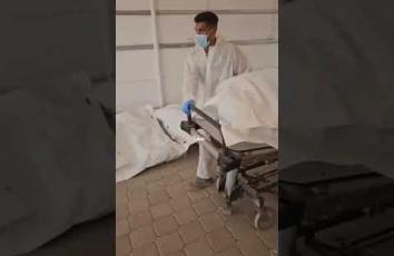 جانب من وصول 30 جثماناً لأسرى فلسطينيين إلى مستشفى ناصر جنوبي قطاع غزة